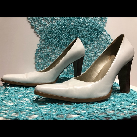 BCBG Women’s heel shoes - SIZE 8 1/2 - Color White - Picture 5 of 7